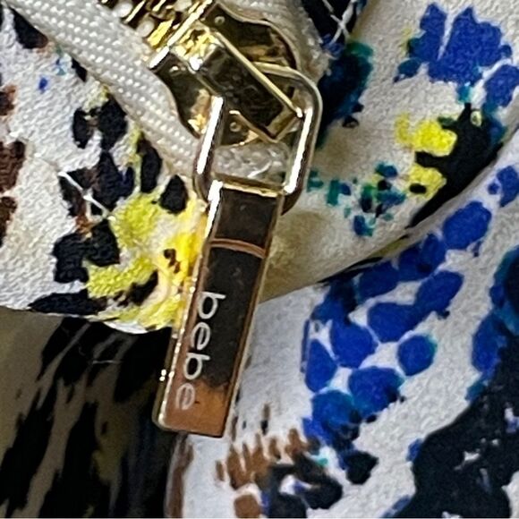 Bebe Serpentine Deep V Button Down Blouse Cream Yellow Blue Brown Size XS - Picture 3 of 16